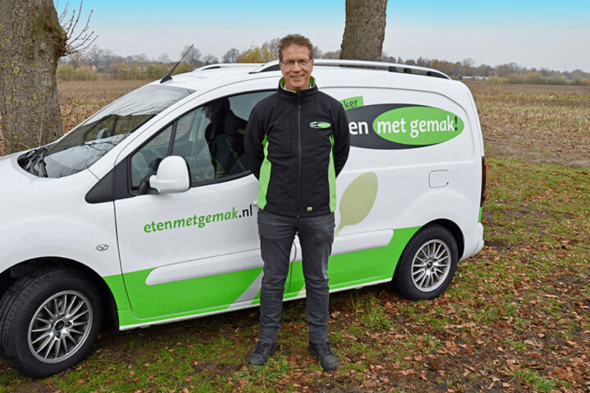 L'entrepreneur Ton Stam du service de repas néerlandais « Eten met Gemak » utilise le concept de refroidissement actif VebaBox pour livrer des repas r